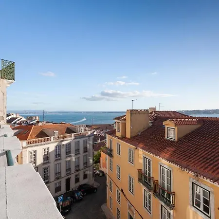 Alfama Charming With Amazing River View And Terrace Appartamento Lisbona