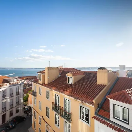 Alfama Charming With Amazing River View And Terrace